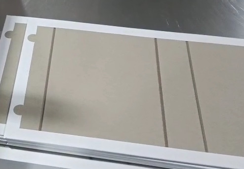 Maszyna do składania i klejania pudełek do tworzenia twardych osłon