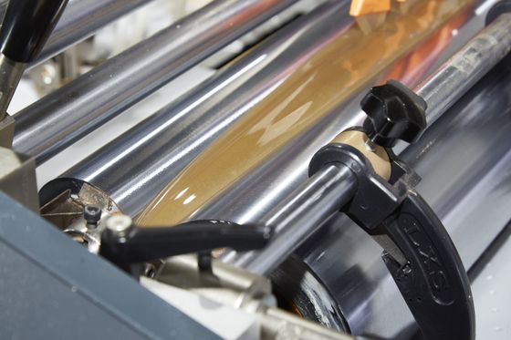 Automatyczna maszyna do produkcji sztywnych pudełek do owijania i formowania pudełek