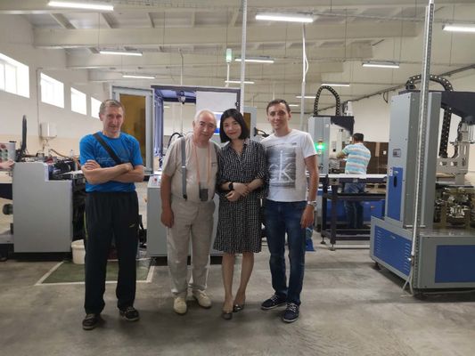Mobilna maszyna do sztywnych pudełek o prędkości 26 szt. Na minutę Maszyna do produkcji pudełek upominkowych