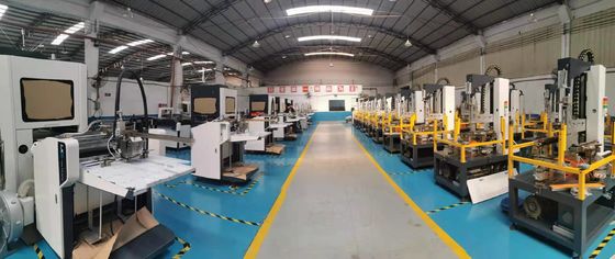 Sztywne urządzenie do tworzenia obudowy z pokrywą do telefonów komórkowych