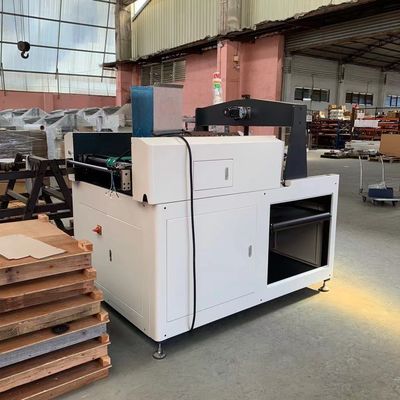 Przyklejanie narożników do pudełek upominkowych z prędkością 70 sztuk na minutę do maszyny do produkcji pudeł kartonowych