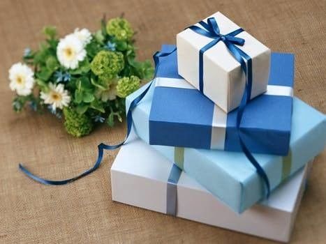 Przyklejanie narożników do pudełek upominkowych z prędkością 70 sztuk na minutę do maszyny do produkcji pudeł kartonowych