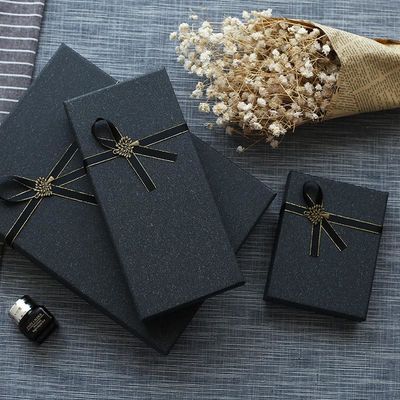 Przyklejanie narożników do pudełek upominkowych z prędkością 70 sztuk na minutę do maszyny do produkcji pudeł kartonowych